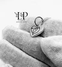 Load image into Gallery viewer, Engraving heart pendant in silver