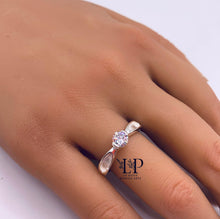 Load image into Gallery viewer, Violet solitaire ring in silver