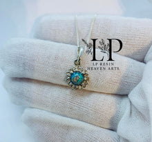 Load image into Gallery viewer, Delicate flower 6mm pendant