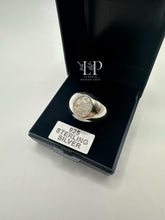 Load image into Gallery viewer, Men’s oval ring in silver