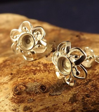 Load image into Gallery viewer, DISCOUNTED ITEM- Flower silver stud earrings