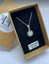 Load image into Gallery viewer, Delicate flower 6mm pendant