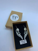 Load image into Gallery viewer, Antique feather drop silver earrings