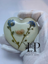 Load image into Gallery viewer, womb baby 7-8 weeks, white with forget me not flowers