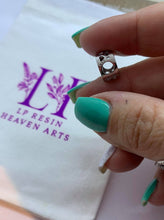 Load image into Gallery viewer, Kissing couple charm