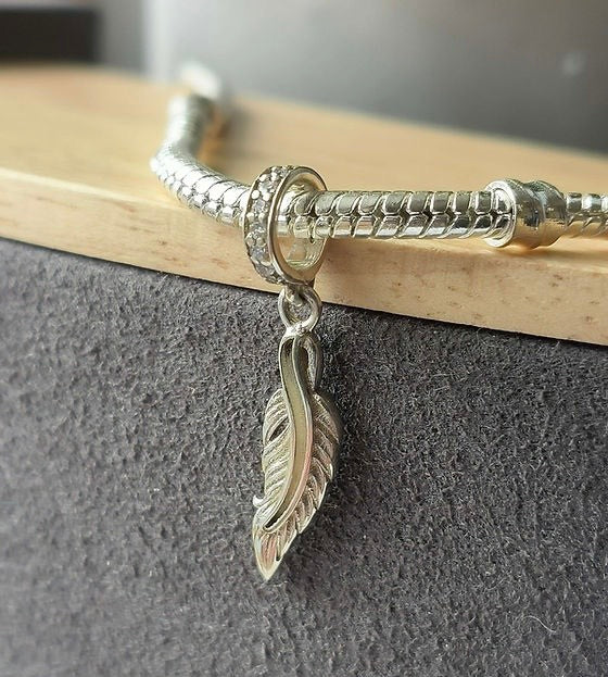 **SPECIAL OFFER** Drop feather charm in silver
