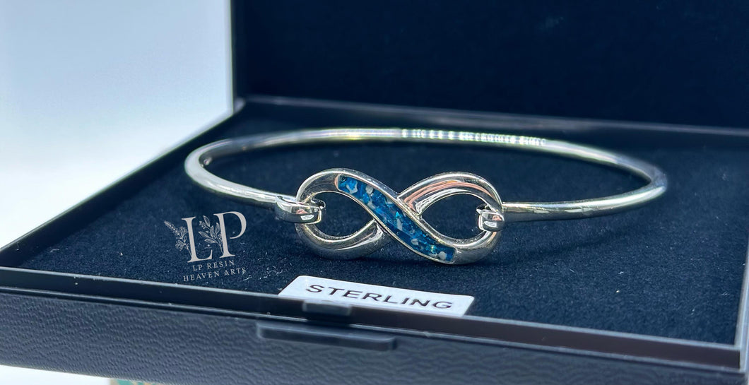 Infinity bracelet in silver